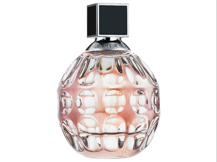 Perfume Jimmy Choo Eau de Parfum con frasco facetado y caja rosa con estampado de piel de serpiente.