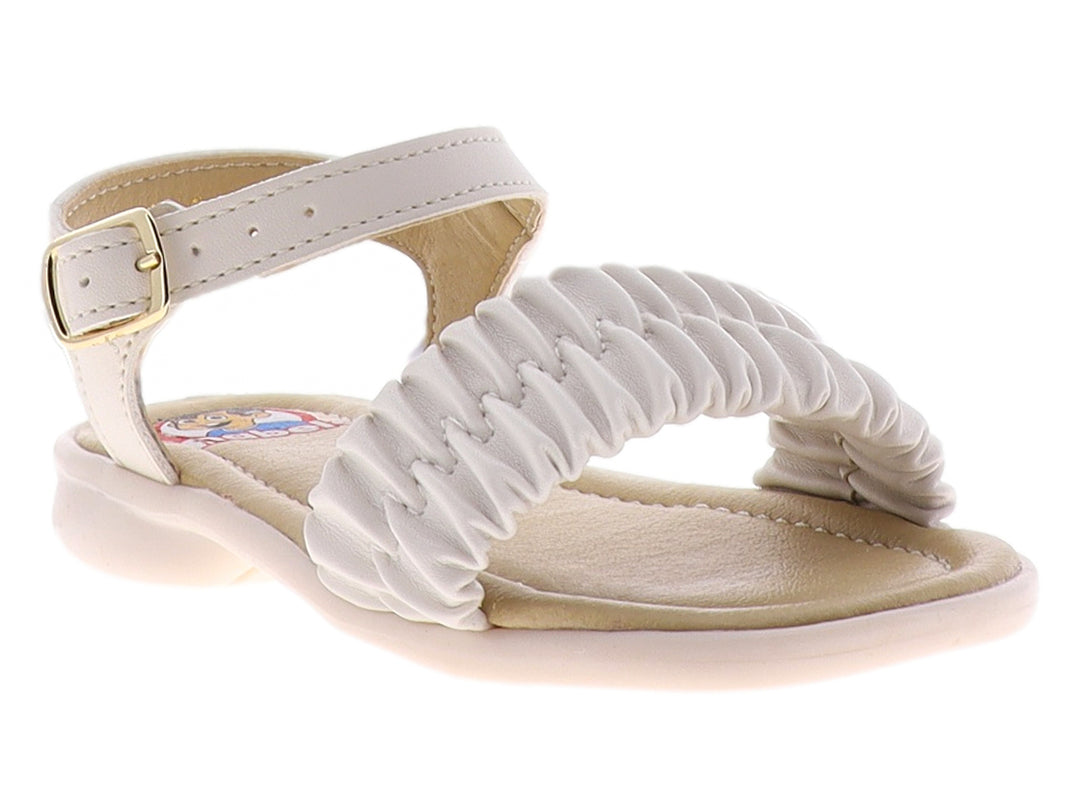 Sandalia beige para niña con tira fruncida en el empeine y correa ajustable con hebilla dorada.