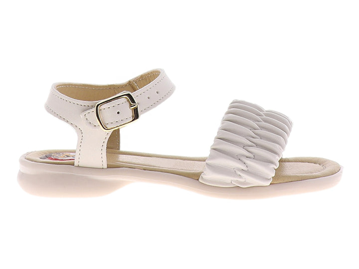 Sandalia beige para niña con tira fruncida en el empeine y correa ajustable con hebilla dorada.