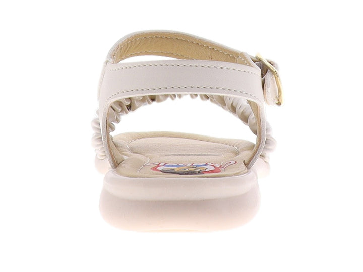 Sandalia beige para niña con tira fruncida en el empeine y correa ajustable con hebilla dorada.