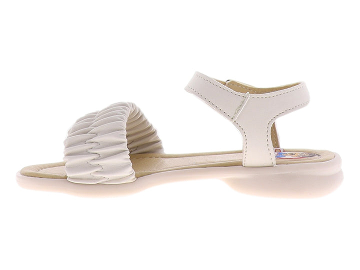 Sandalia beige para niña con tira fruncida en el empeine y correa ajustable con hebilla dorada.