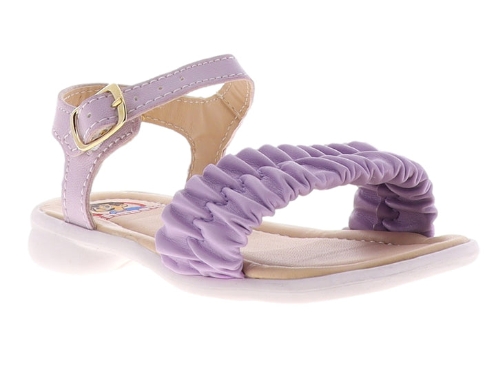 Sandalia infantil color lila con tira fruncida y correa ajustable con hebilla dorada.