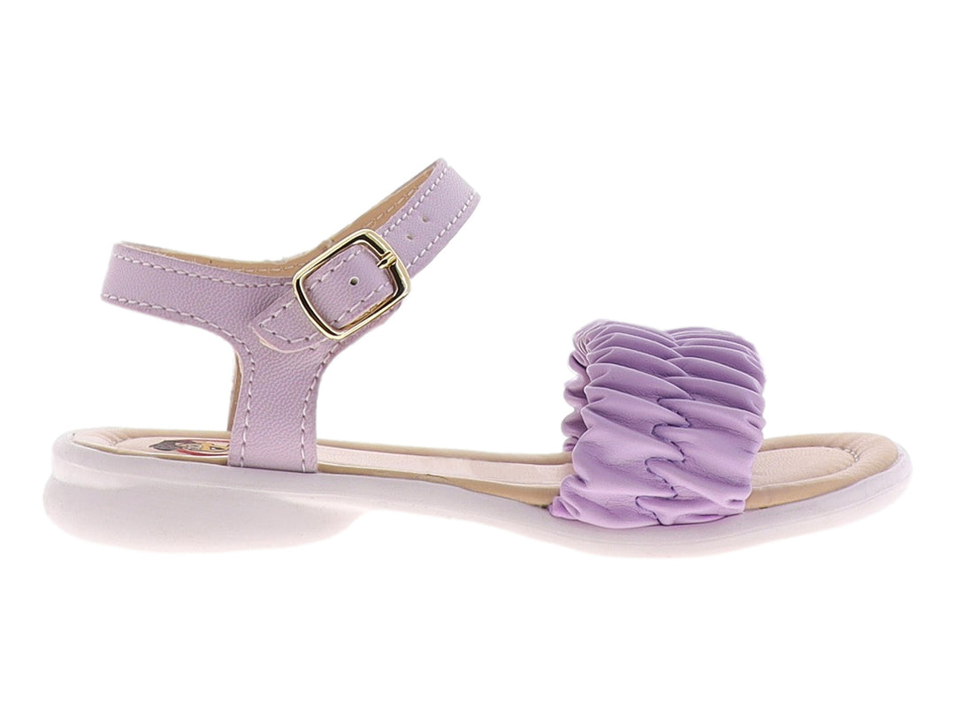 Sandalia infantil color lila con tira fruncida y correa ajustable con hebilla dorada.