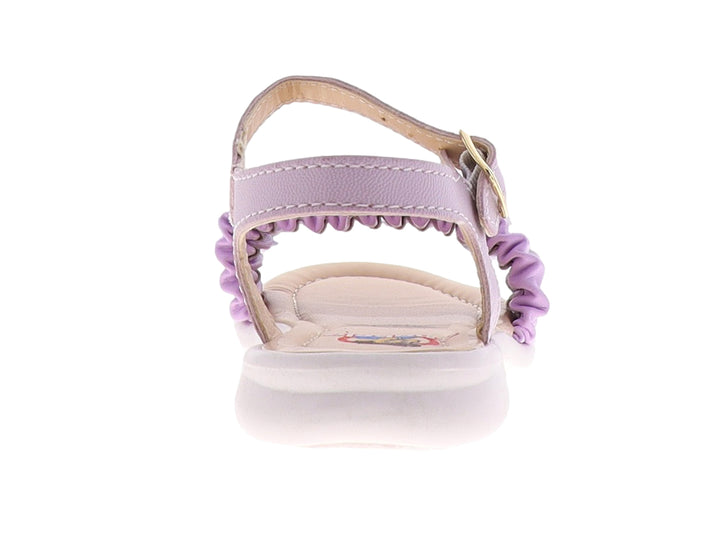 Sandalia infantil color lila con tira fruncida y correa ajustable con hebilla dorada.