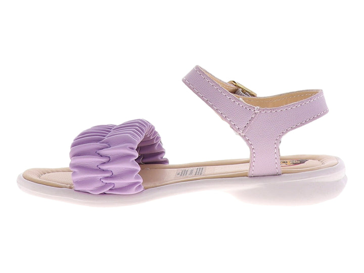 Sandalia infantil color lila con tira fruncida y correa ajustable con hebilla dorada.