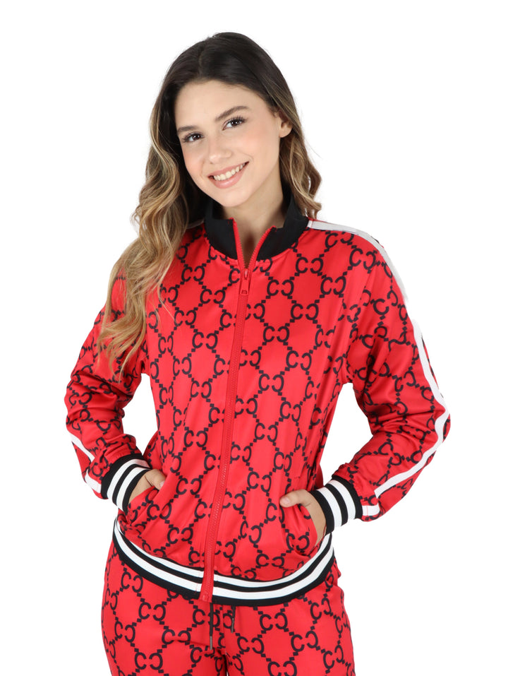 Conjunto deportivo rojo con estampado negro y franjas blancas y negras en puños y cintura.