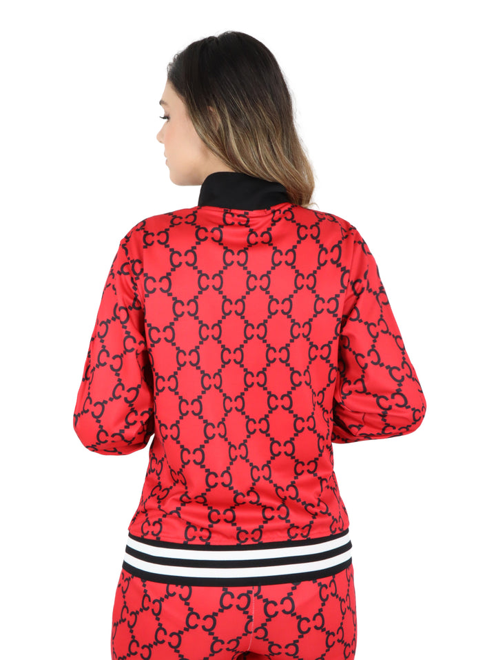 Conjunto deportivo rojo con estampado negro y franjas blancas y negras en puños y cintura.