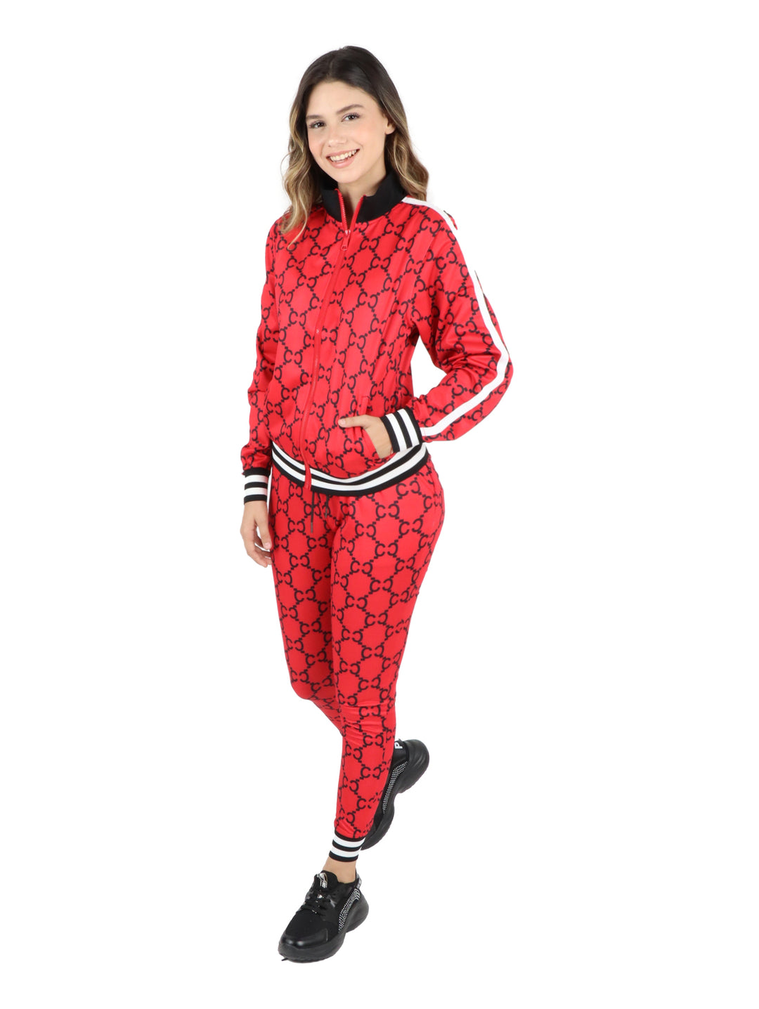 Conjunto deportivo rojo con estampado negro y franjas blancas y negras en puños y cintura.