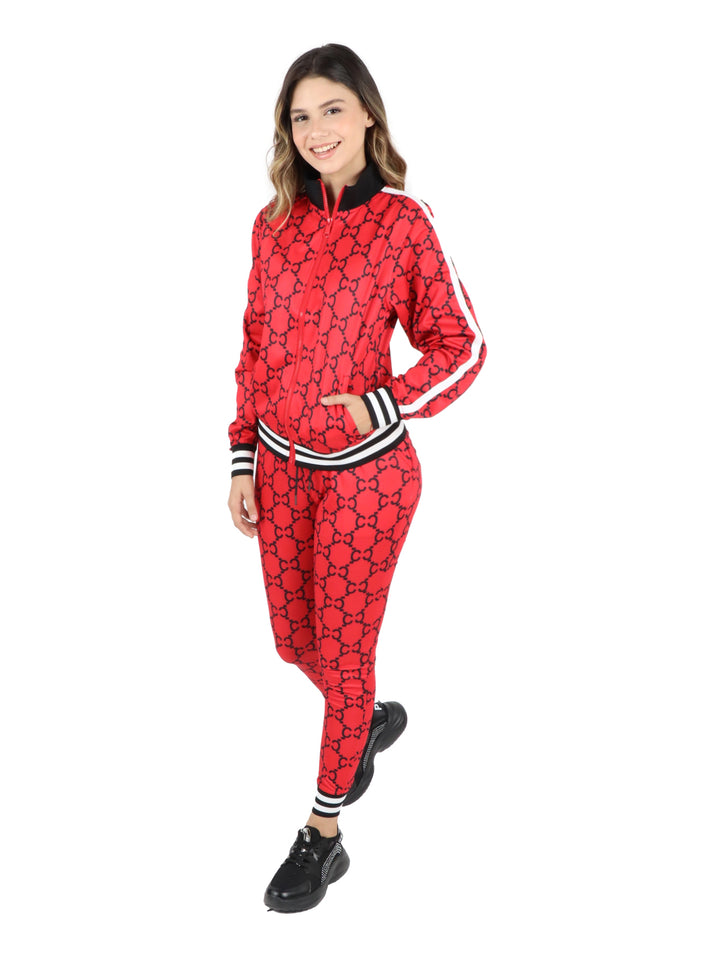 Conjunto deportivo rojo con estampado negro y franjas blancas y negras en puños y cintura.