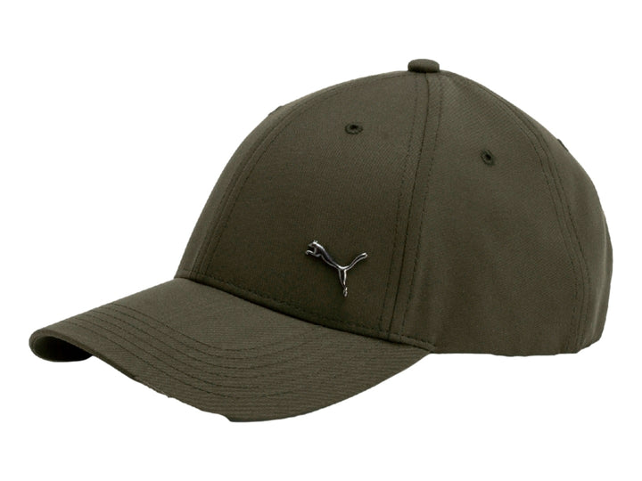 Gorra PUMA Metal Cat color verde oscuro Forest Night con logotipo metálico en el frente.