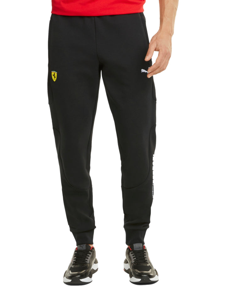 Pantalones deportivos PUMA Ferrari color negro con puños elásticos en los tobillos.