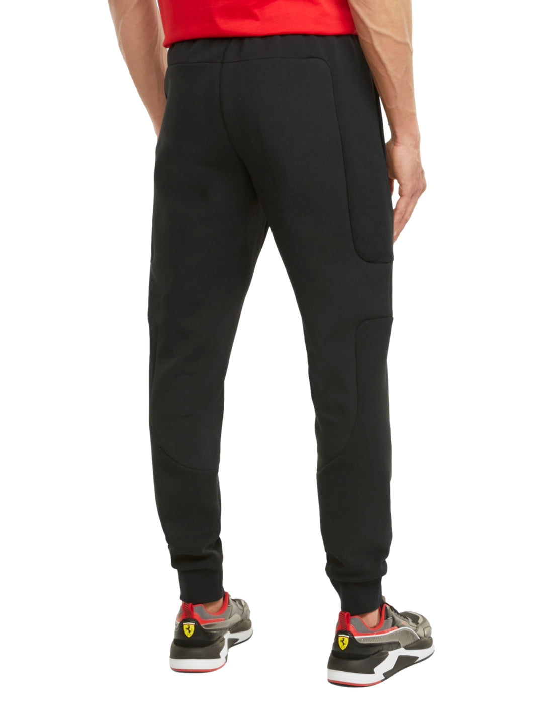 Pantalones deportivos PUMA Ferrari color negro con puños elásticos en los tobillos.