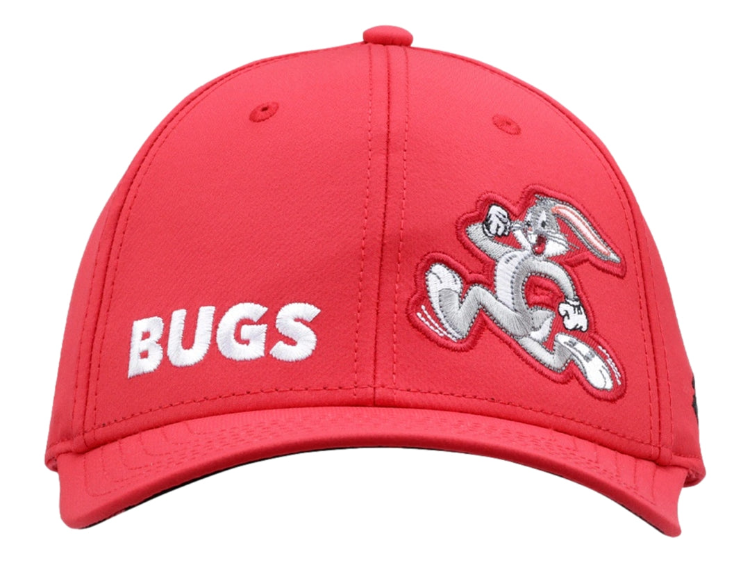 Gorra roja Lotto con bordado de Bugs Bunny y texto BUGS en color blanco.