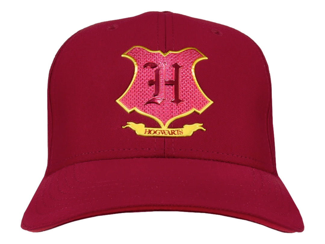 Gorra color vino con bordado frontal de un escudo rosa y amarillo con la letra H y el texto Hogwarts.