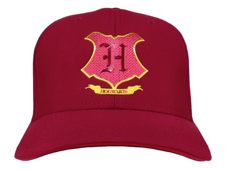 Gorra color vino con bordado frontal de un escudo rosa y amarillo con la letra H y el texto Hogwarts.