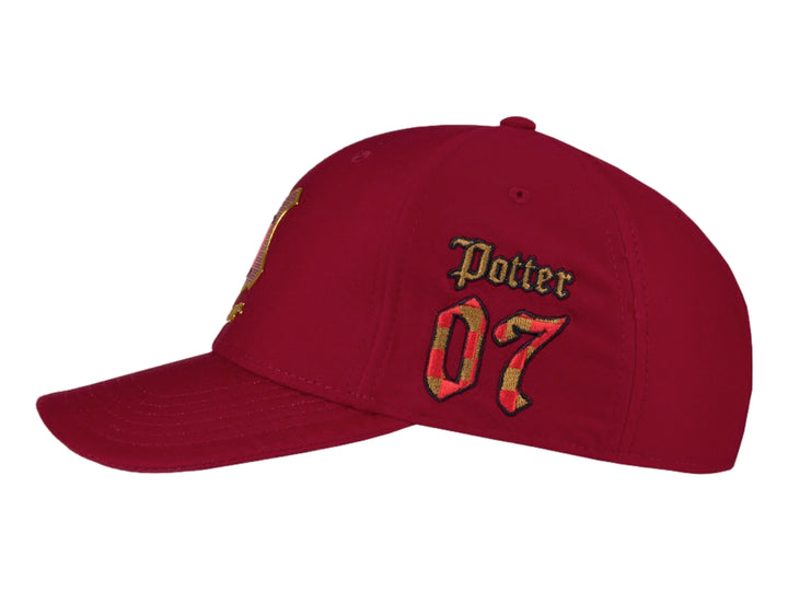 Gorra color vino con bordado frontal de un escudo rosa y amarillo con la letra H y el texto Hogwarts.