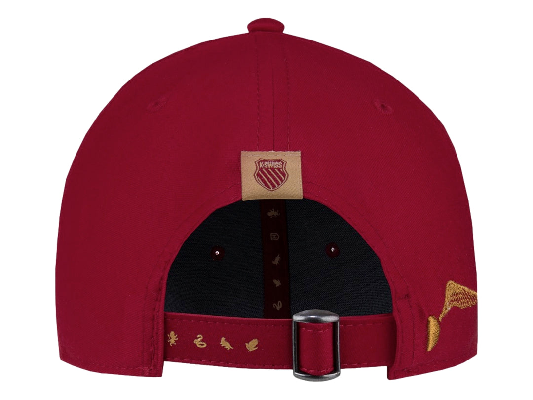Gorra color vino con bordado frontal de un escudo rosa y amarillo con la letra H y el texto Hogwarts.