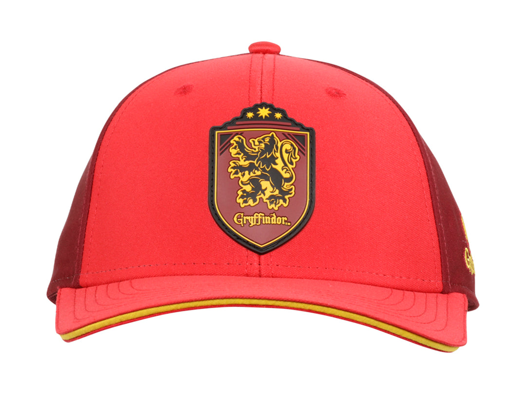 Gorra K-Swiss de Harry Potter en colores rojo y guinda con el escudo de Gryffindor bordado.