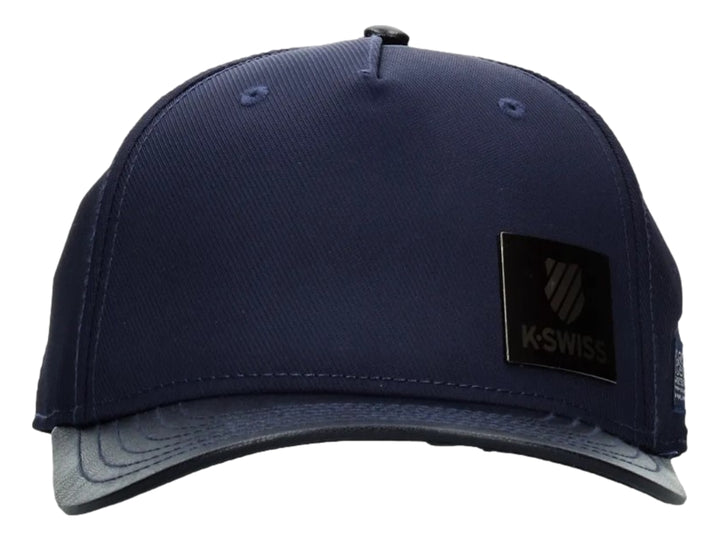 Gorra snapback de color azul marino con logotipo de K-Swiss en el lateral.