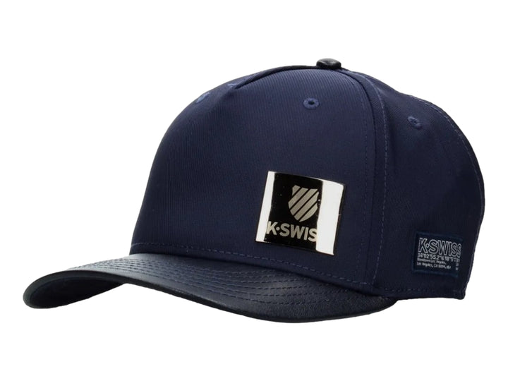 Gorra snapback de color azul marino con logotipo de K-Swiss en el lateral.