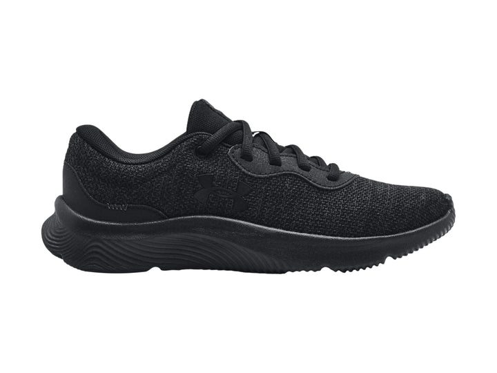 Tenis deportivos Under Armour color negro total con suela texturizada y parte superior de malla.