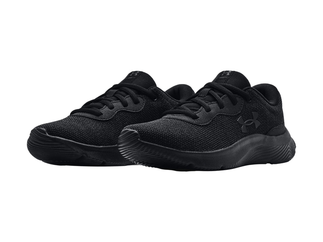 Tenis deportivos Under Armour color negro total con suela texturizada y parte superior de malla.