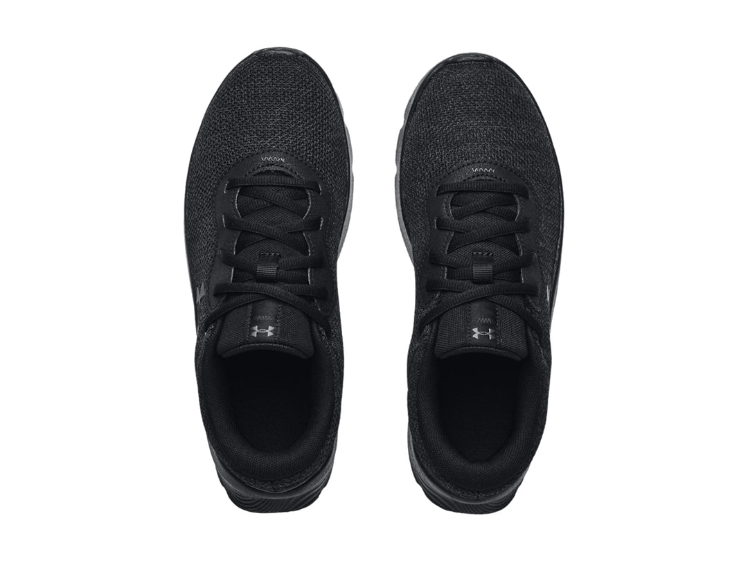 Tenis deportivos Under Armour color negro total con suela texturizada y parte superior de malla.