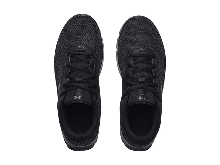 Tenis deportivos Under Armour color negro total con suela texturizada y parte superior de malla.