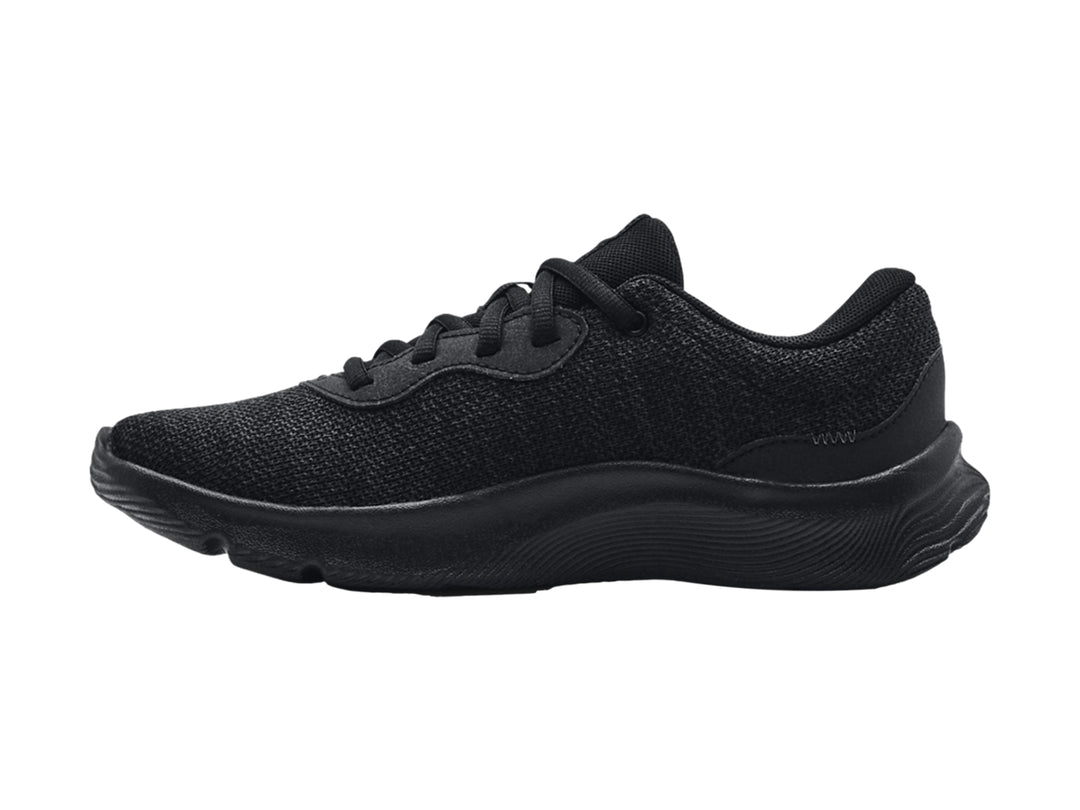 Tenis deportivos Under Armour color negro total con suela texturizada y parte superior de malla.