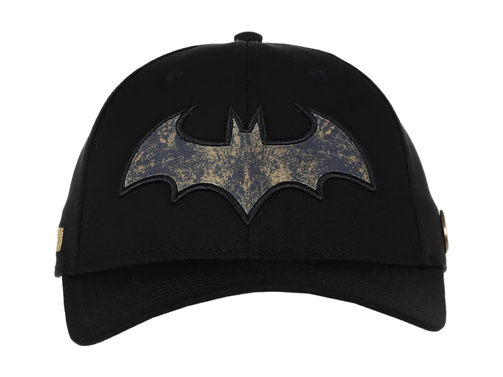 Gorra negra K-Swiss con el logotipo de Batman en color dorado en la parte frontal.