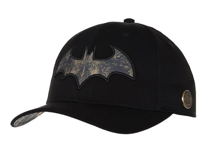 Gorra negra K-Swiss con el logotipo de Batman en color dorado en la parte frontal.