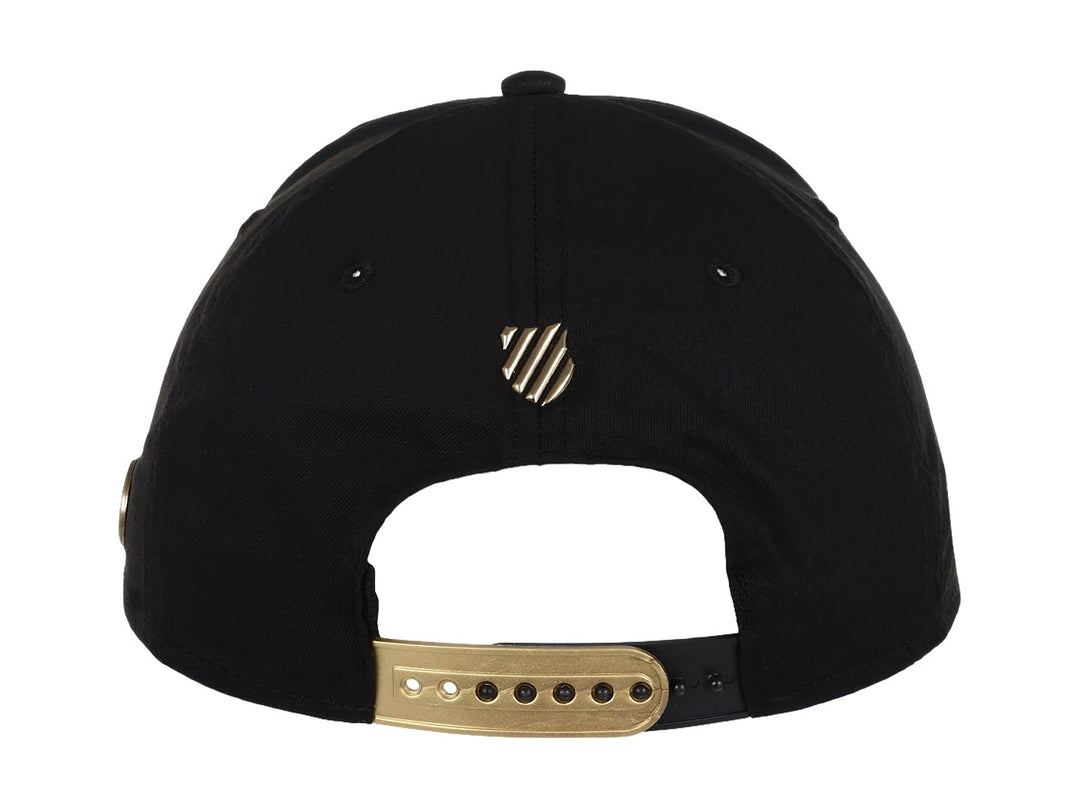 Gorra negra K-Swiss con el logotipo de Batman en color dorado en la parte frontal.