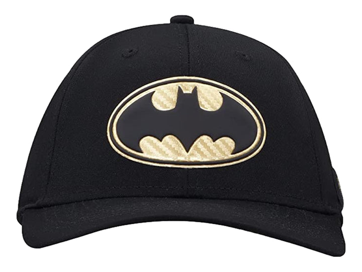 Gorra negra con el logotipo de Batman en colores negro y dorado en la parte frontal.