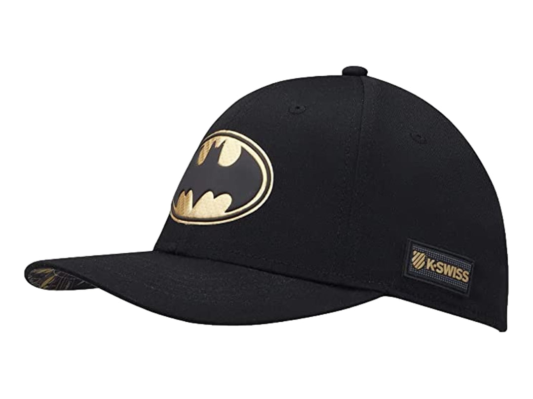 Gorra negra con el logotipo de Batman en colores negro y dorado en la parte frontal.