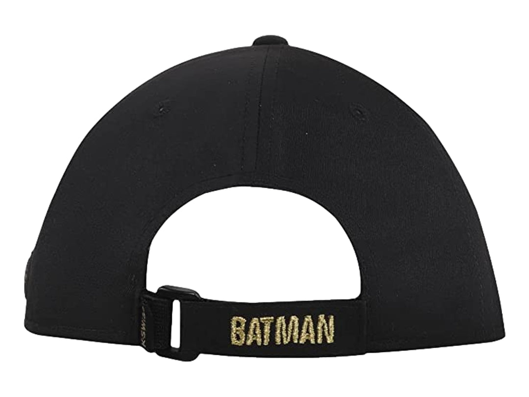 Gorra negra con el logotipo de Batman en colores negro y dorado en la parte frontal.