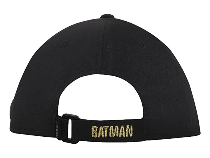 Gorra negra con el logotipo de Batman en colores negro y dorado en la parte frontal.