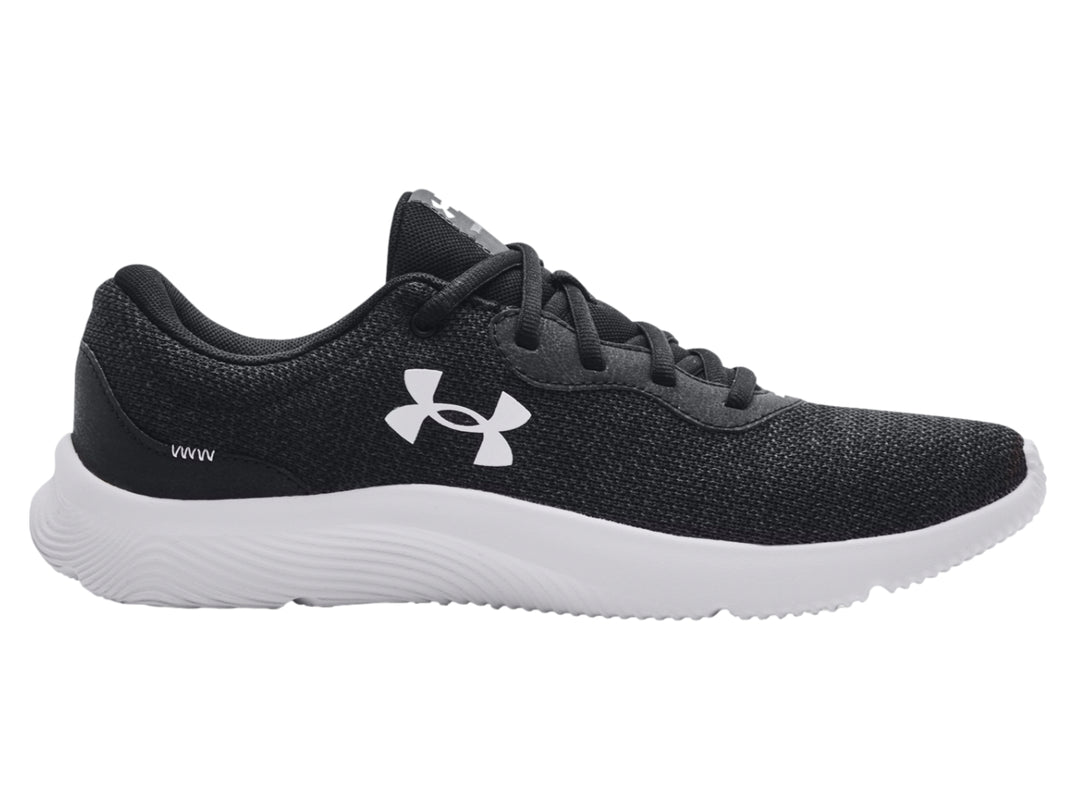 Tenis deportivos Under Armour color negro con suela blanca y logotipo blanco lateral.