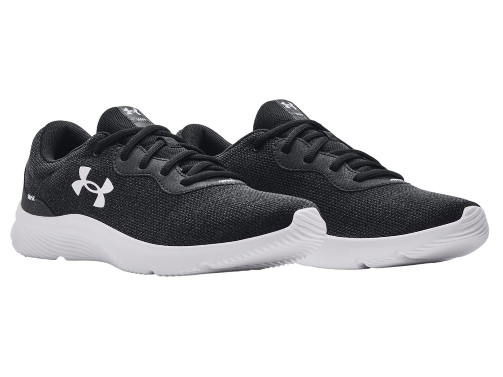 Tenis deportivos Under Armour color negro con suela blanca y logotipo blanco lateral.