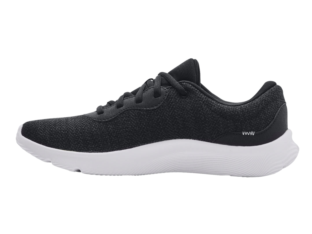 Tenis deportivos Under Armour color negro con suela blanca y logotipo blanco lateral.