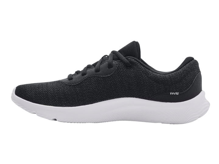 Tenis deportivos Under Armour color negro con suela blanca y logotipo blanco lateral.