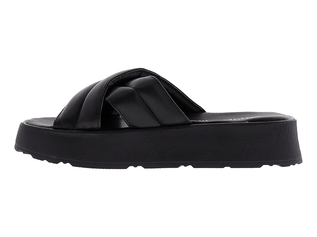 Sandalias negras de plataforma para mujer con tiras anchas cruzadas y suela gruesa mate.