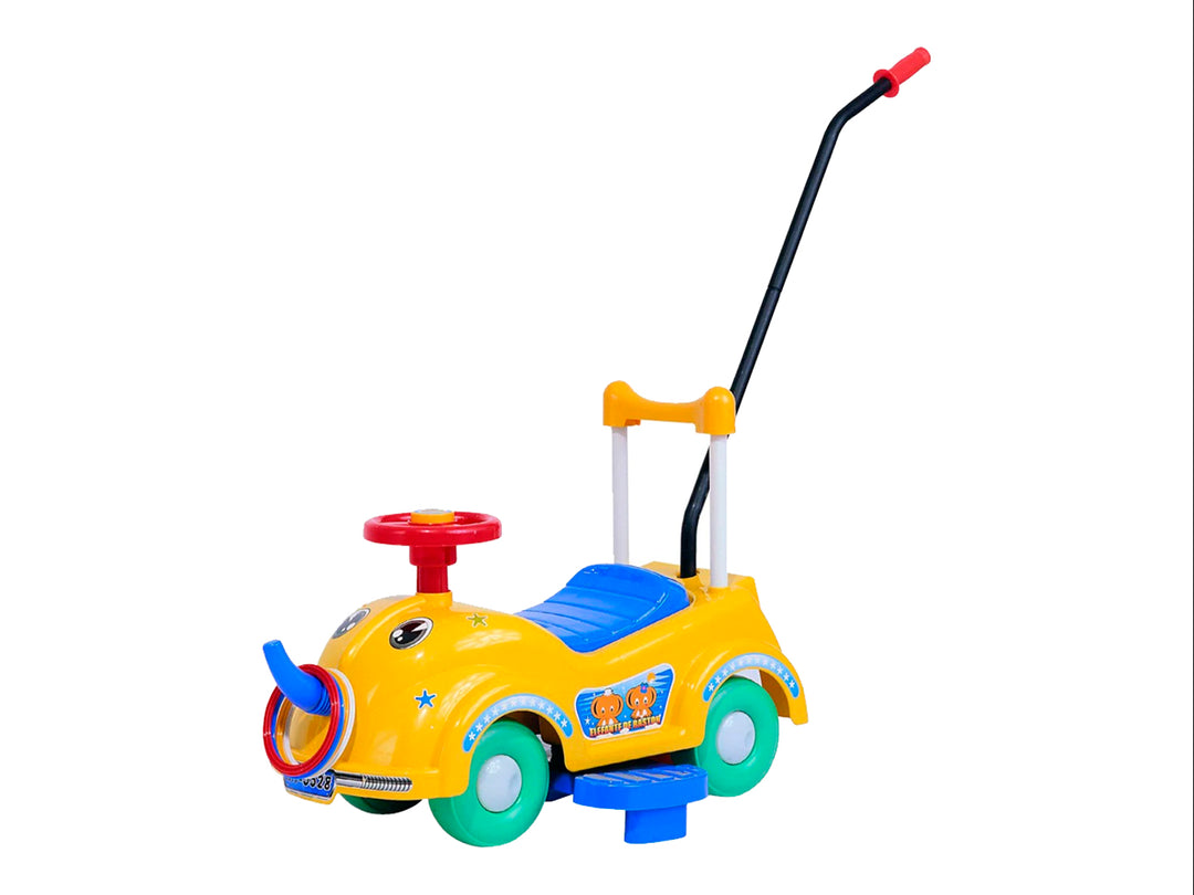 Carro montable infantil amarillo con asiento azul, ruedas verdes y mango de empuje.