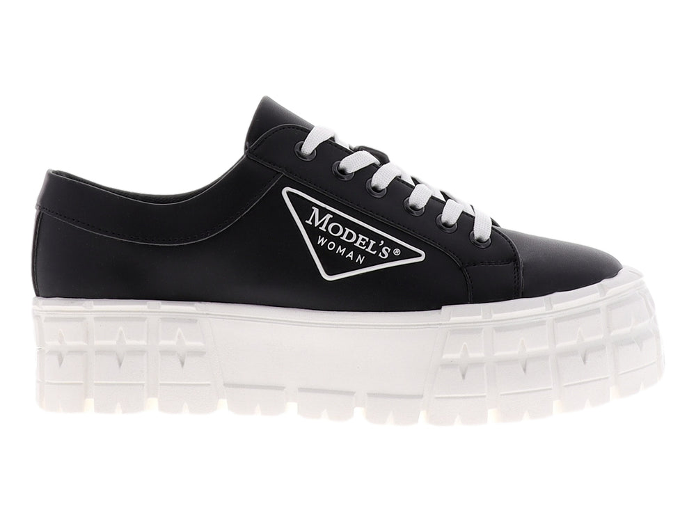 Tenis negros para mujer con suela de plataforma blanca ancha y agujetas blancas.