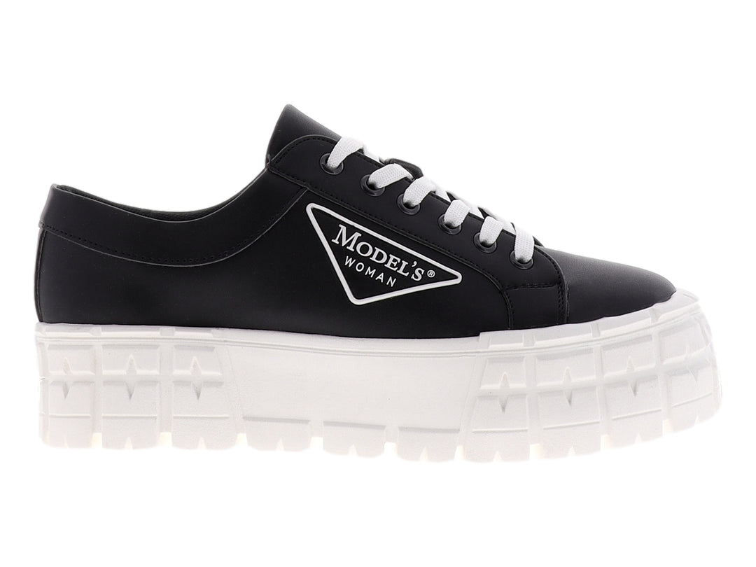 Tenis negros para mujer con suela de plataforma blanca ancha y agujetas blancas.