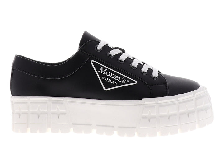 Tenis negros para mujer con suela de plataforma blanca ancha y agujetas blancas.