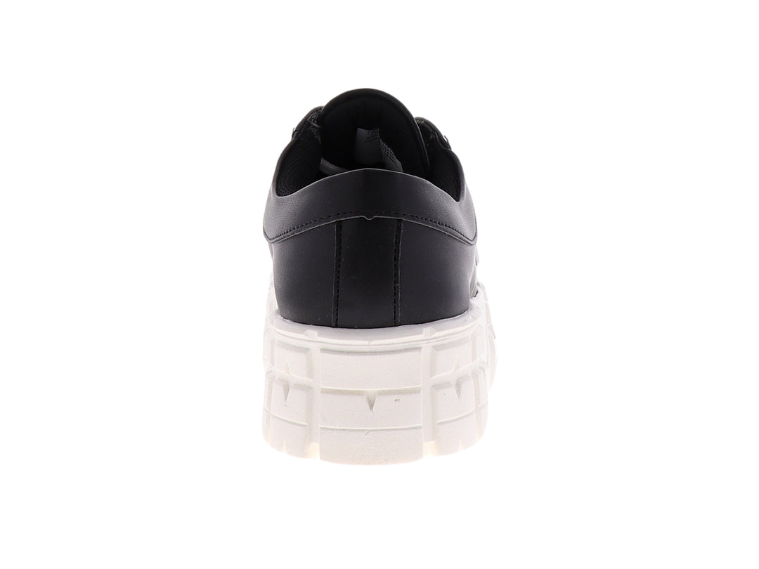 Tenis negros para mujer con suela de plataforma blanca ancha y agujetas blancas.