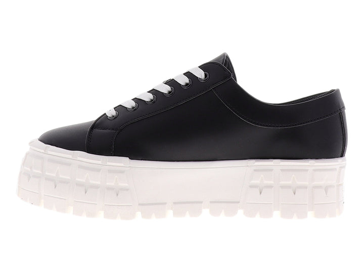 Tenis negros para mujer con suela de plataforma blanca ancha y agujetas blancas.