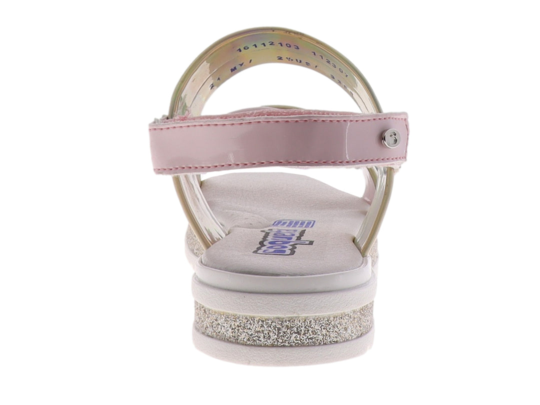 Sandalia rosa iridiscente con suela de glitter y tiras ajustables.