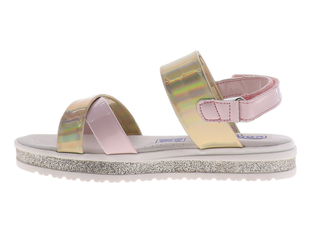 Sandalia rosa iridiscente con suela de glitter y tiras ajustables.