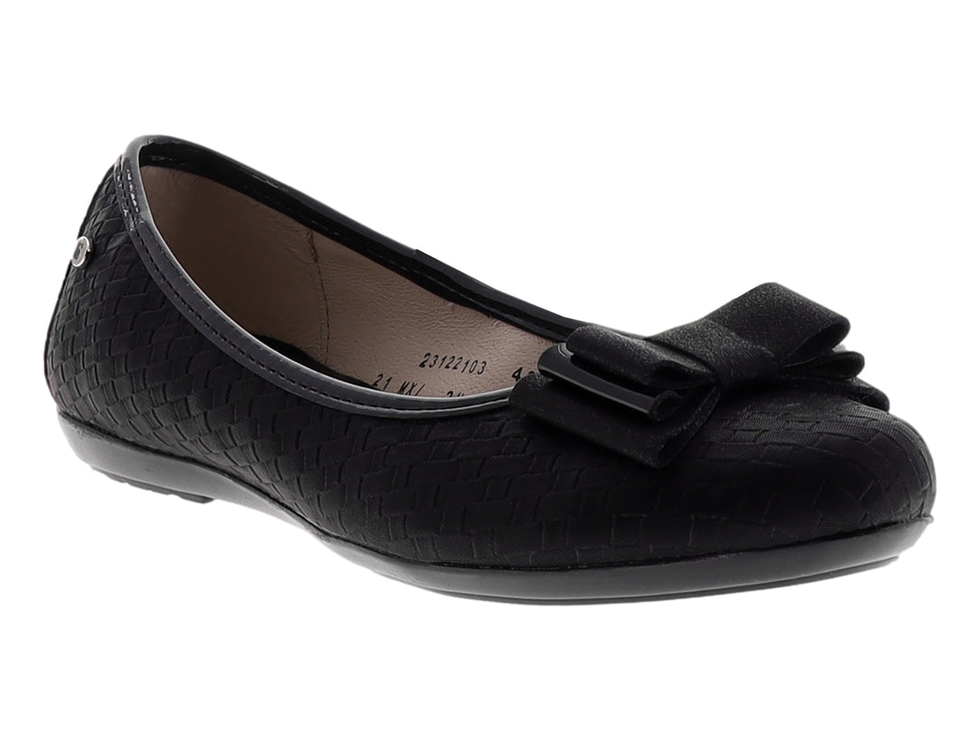 Zapato plano color negro para niña con detalle de moño en la parte frontal y textura grabada.